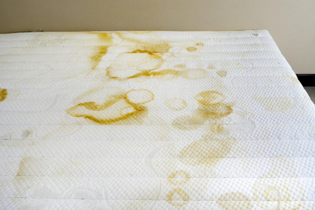 κίτρινοι λεκέδες στο στρώμα